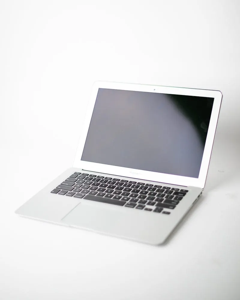 Used - Macbook Air 13in 2015 (1.6ghz i5 dc, 4gb ram, 128gb)